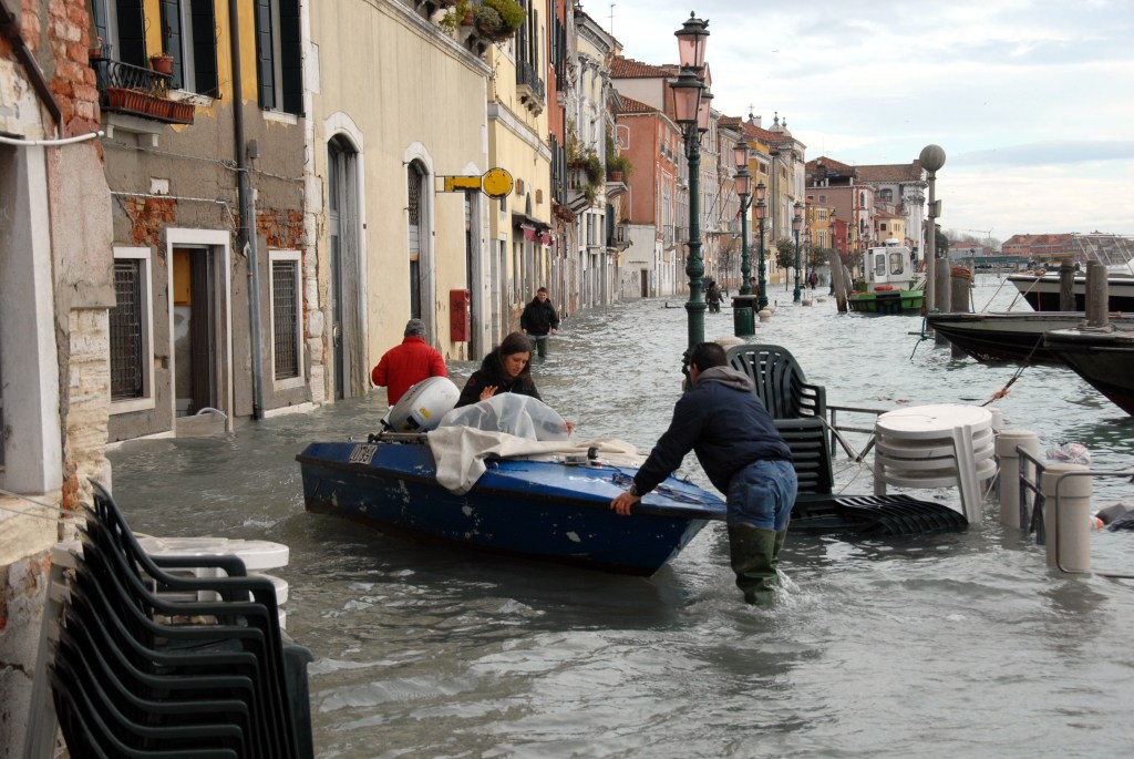 Acqua alta a Venezia lungo la Fondamenta delle Zattere.
