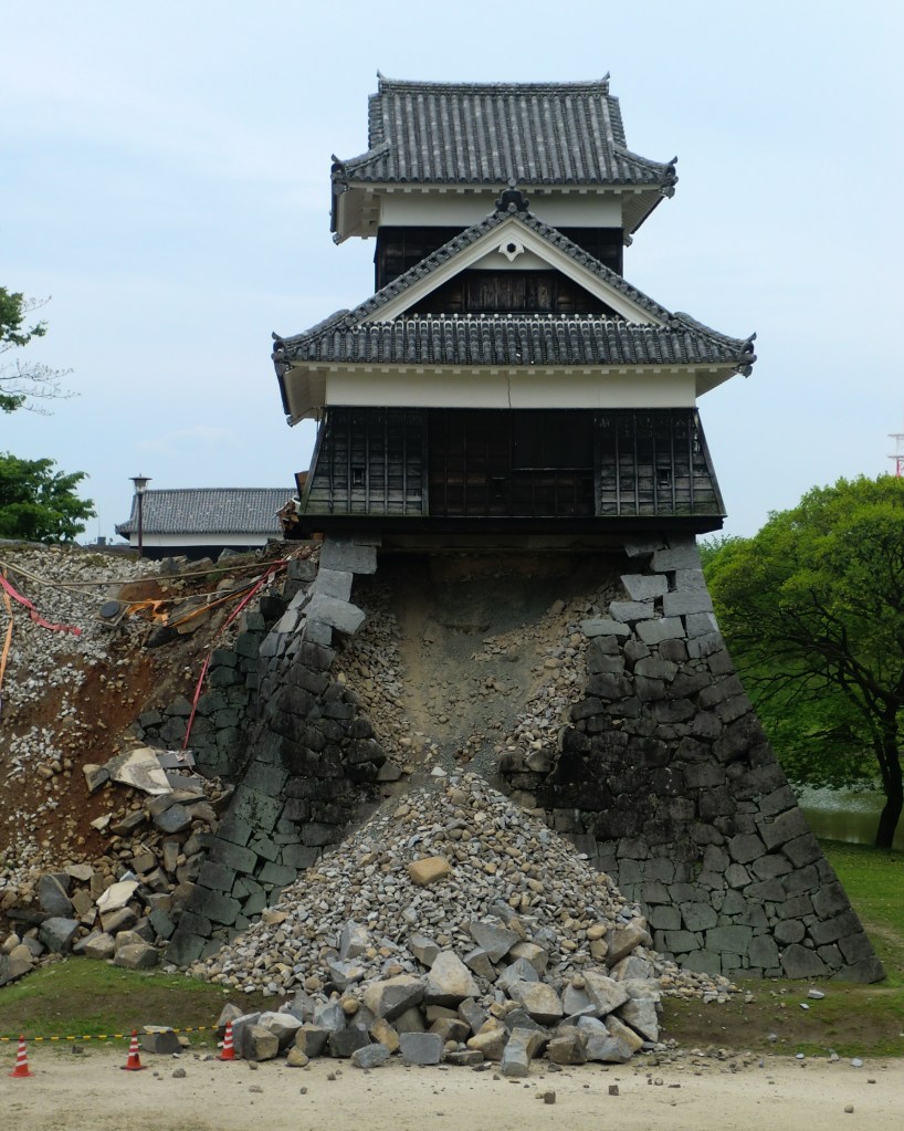 Torre del castello di Kumamoto con le mura in pietra crollate dopo il terremoto del 2016.