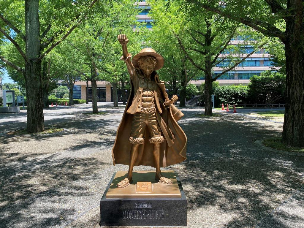 Statua in bronzo di Monkey D. Luffy davanti alla sede della prefettura di Kumamoto.